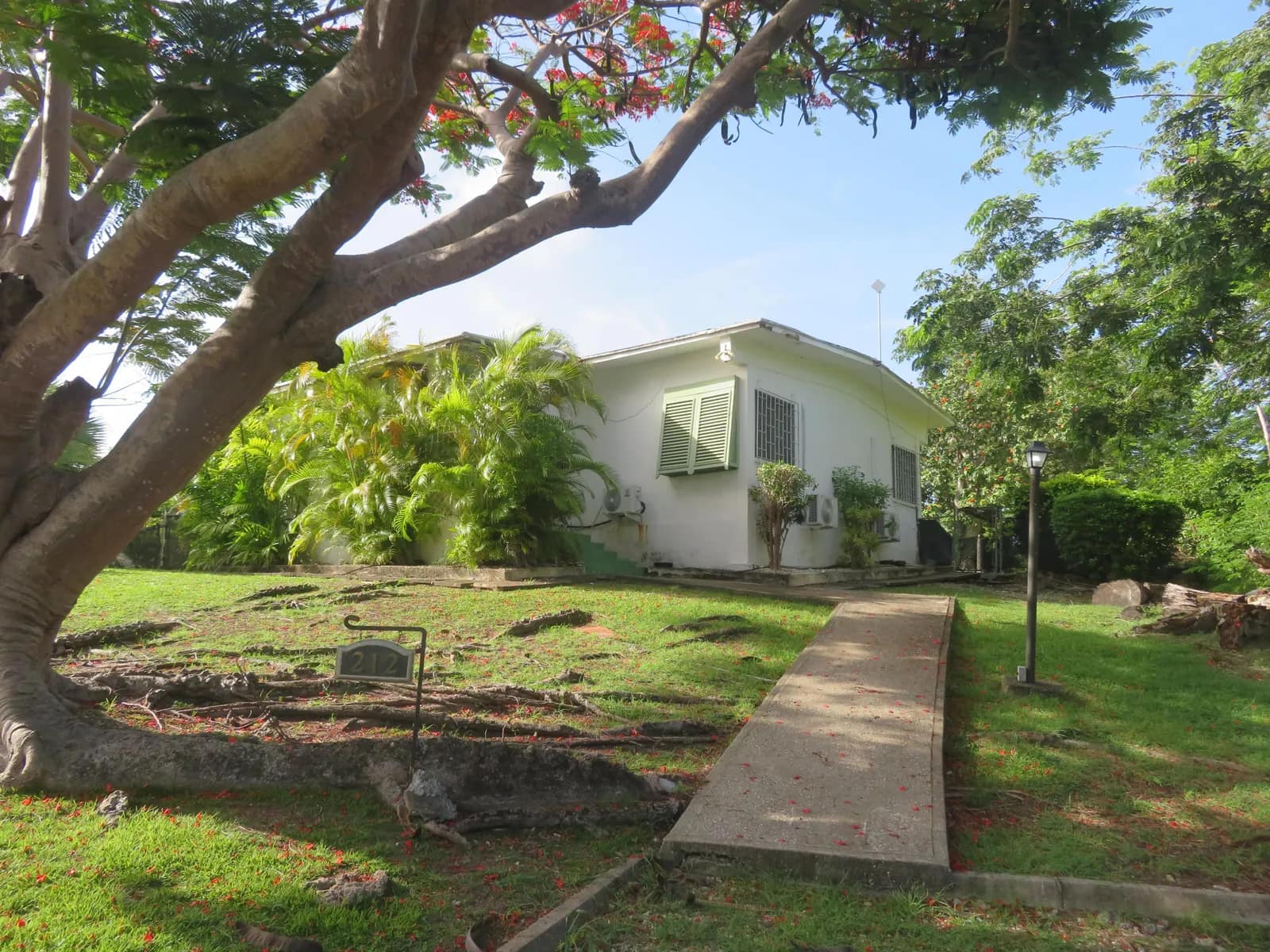 Sunset Crest, Mayhoe Avenue 212